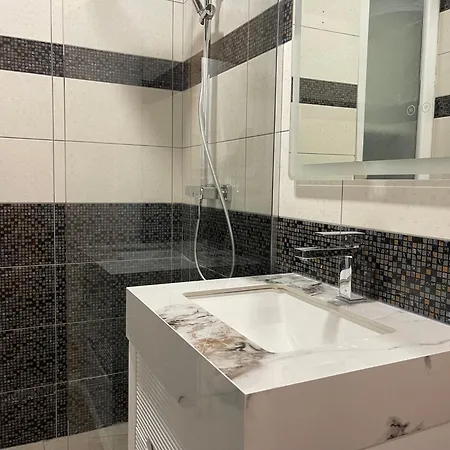 2br At Cafe Flora Skanderbeg Square Area *