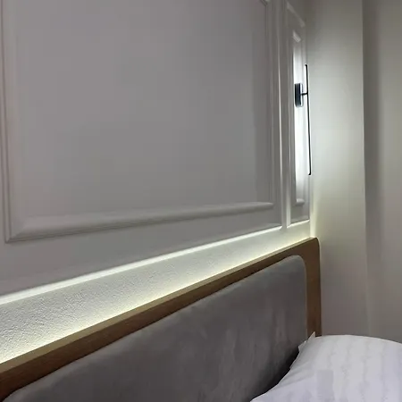 2br At Cafe Flora Skanderbeg Square Area *