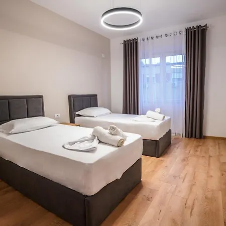 2br At Café Flora Skanderbeg Square Area Lägenhet
