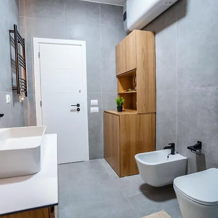 2br At Cafe Flora Skanderbeg Square Area *