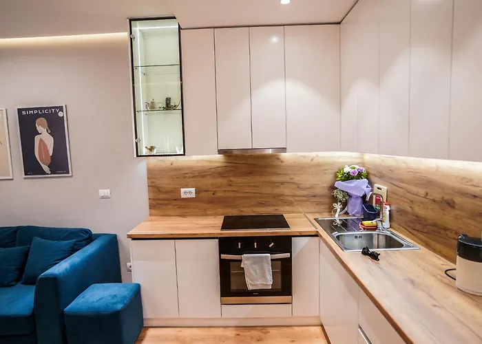 2br At Café Flora Skanderbeg Square Area Lägenhet *