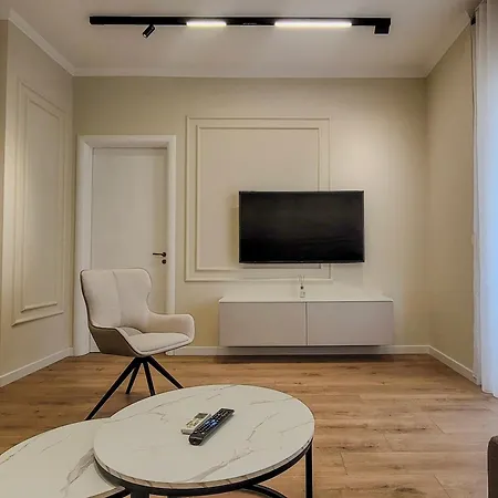 2br At Cafe Flora Skanderbeg Square Area Daire *