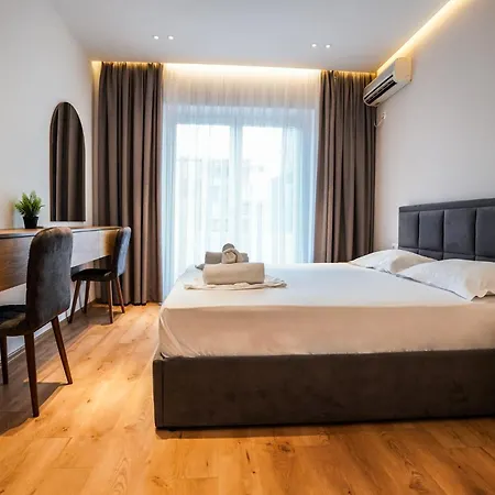 2br At Cafe Flora Skanderbeg Square Area * ティラナ