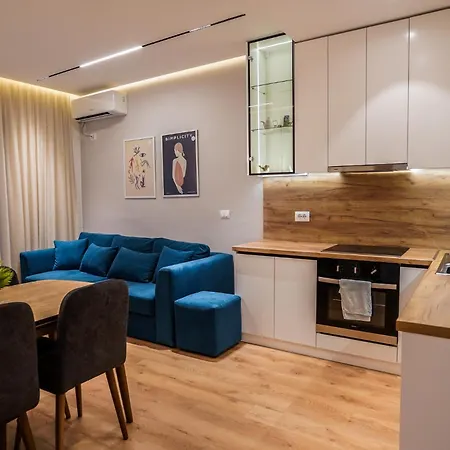 2br At Cafe Flora Skanderbeg Square Area * ティラナ