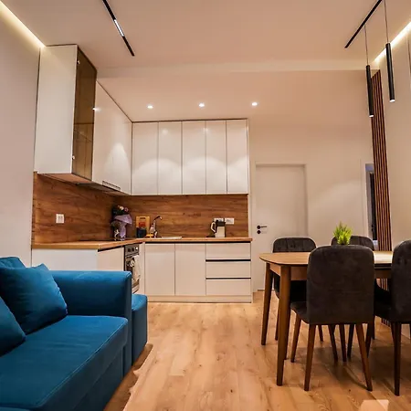 2br At Cafe Flora Skanderbeg Square Area アパート ティラナ