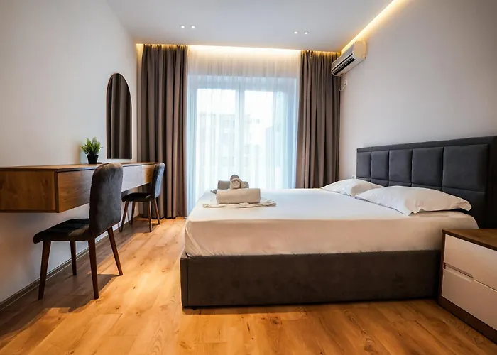 2br At Cafe Flora Skanderbeg Square Area * ティラナ