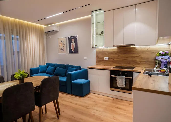 2br At Cafe Flora Skanderbeg Square Area * ティラナ