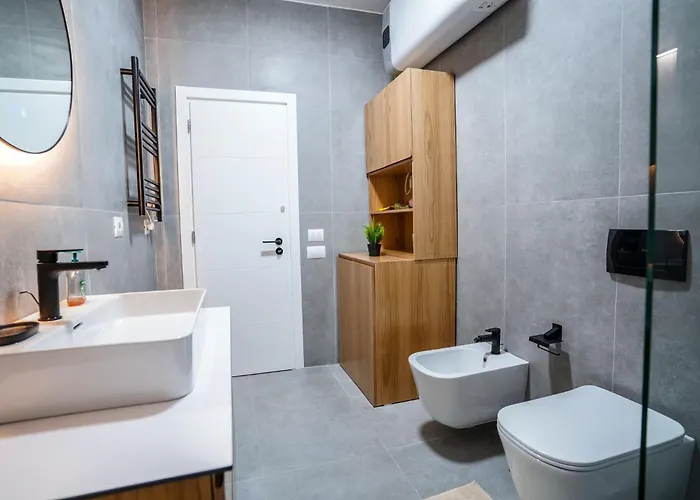 2br At Café Flora Skanderbeg Square Area *